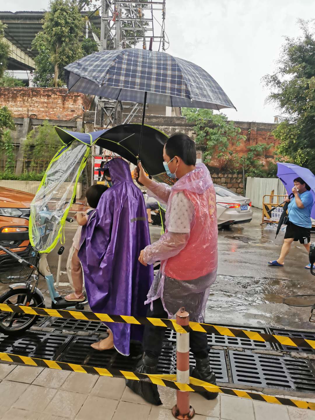 雨天,黄伟刚为接送孩子的群众撑伞